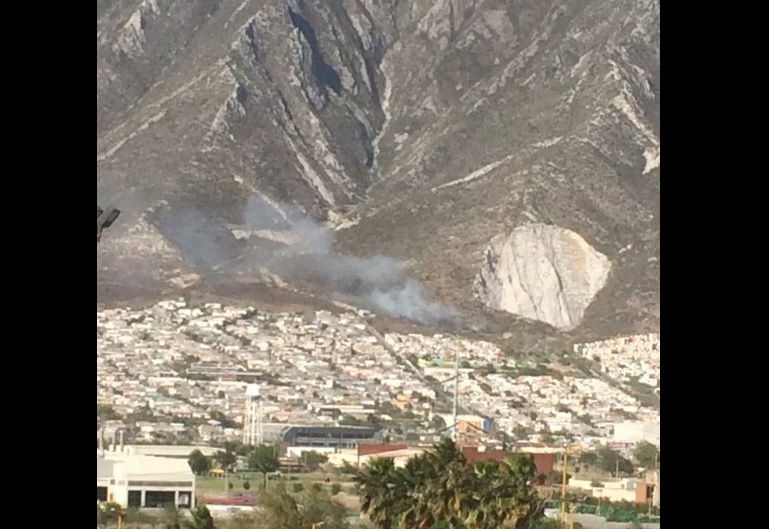 Incendio en cerro de Las Mitras, Nuevo León. (Twitter @_LASNOTICIASMTY)