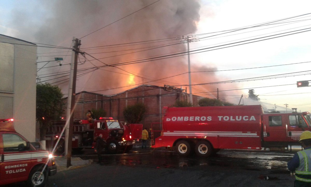 Incendio en fábrica de Toluca. (Twitter @luismiguelbaraa)