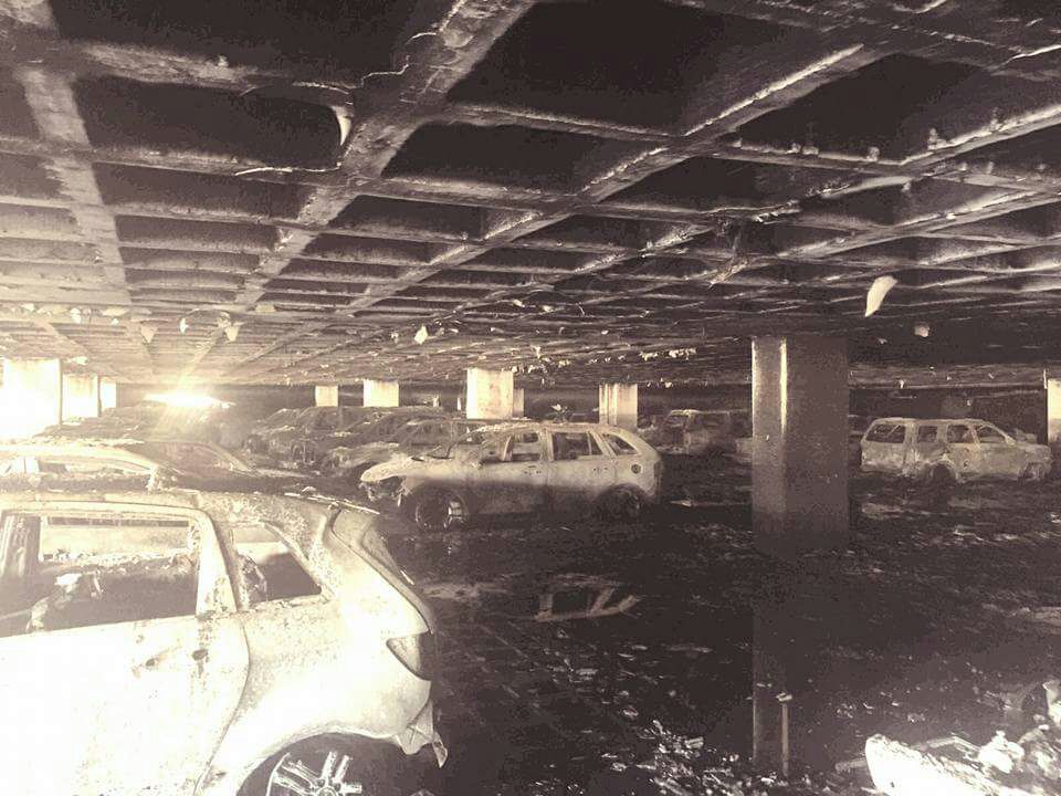 El incendio ocurrió la madrugada del domingo en el segundo nivel del estacionamiento. (Twitter: @alertasurbanas)
