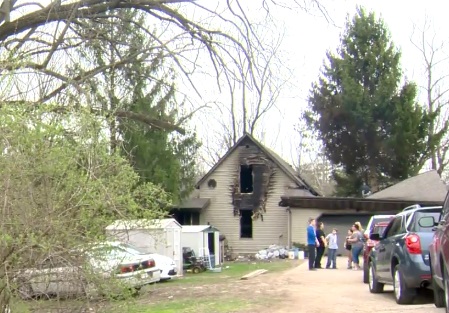 Tony Ruch y su abuela de 75 años estaban solos en el inmueble de Platteville, Wisconsin, cuando se incendiaba (Foto. channel3000.com)