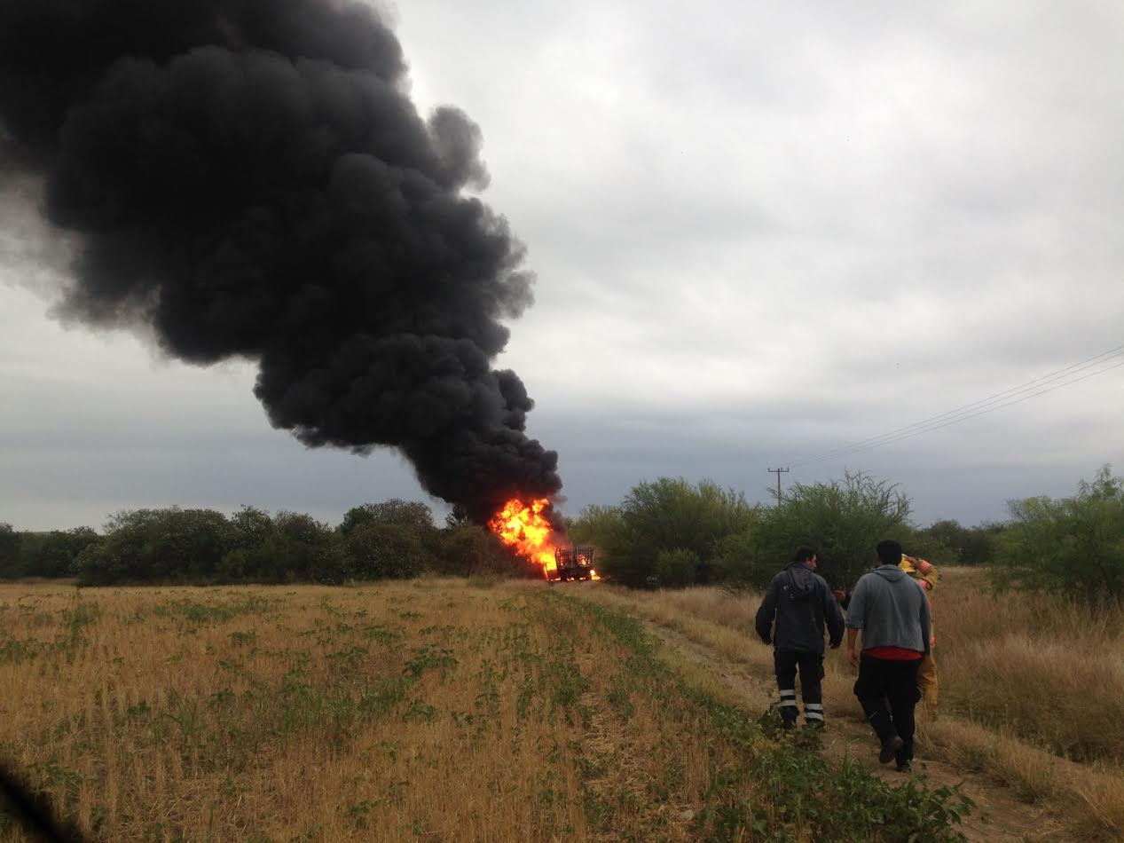 Controlan incendio en toma clandestina de hidrocarburo en Cadereyta, NL. (Noticieros Televisa)