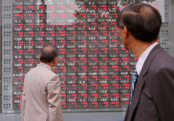 Pantalla que muestra los valores del índice Nikkei; la Bolsa de Japón registra avance (Getty Images, archivo)