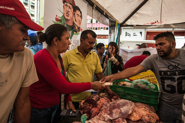 Una mujer paga por alimento en un mercado de Venezuela (Getty Images, archivo)