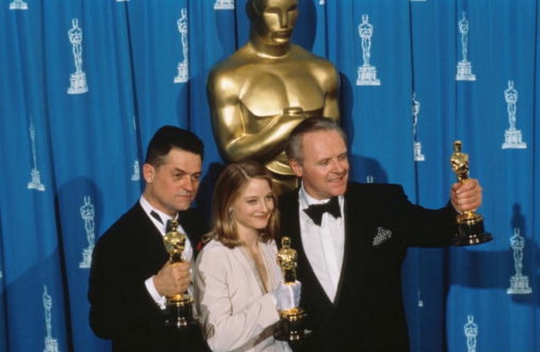 El director Jonathan Demme, se llevó el Oscar a la mejor película, al mejor actor -Anthony Hopkins- y la mejor actriz -Jodie Foster- por el Silencio de los inocentes en la década de 1990 (Getty Images)