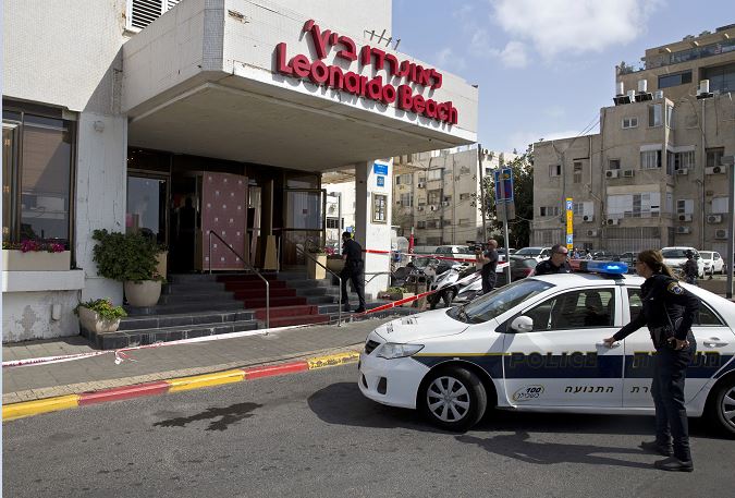 Policías israelíes vigilan la escena de un ataque con un cuchillo en la ciudad de Tel Aviv, Israel. (AP)