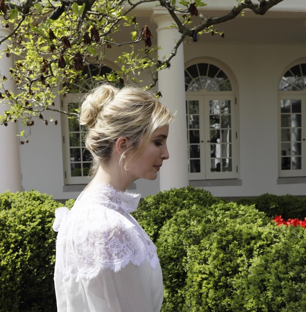 Ivanka Trump camina en el jardín de las rosas en la Casa Blanca en Washington (Reuters)