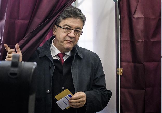 El izquierdista Jean-Luc Melenchon sale de la cabina de votación tras votar en la primera ronda de las elecciones presidenciales francesas en París, Francia. (EFE)