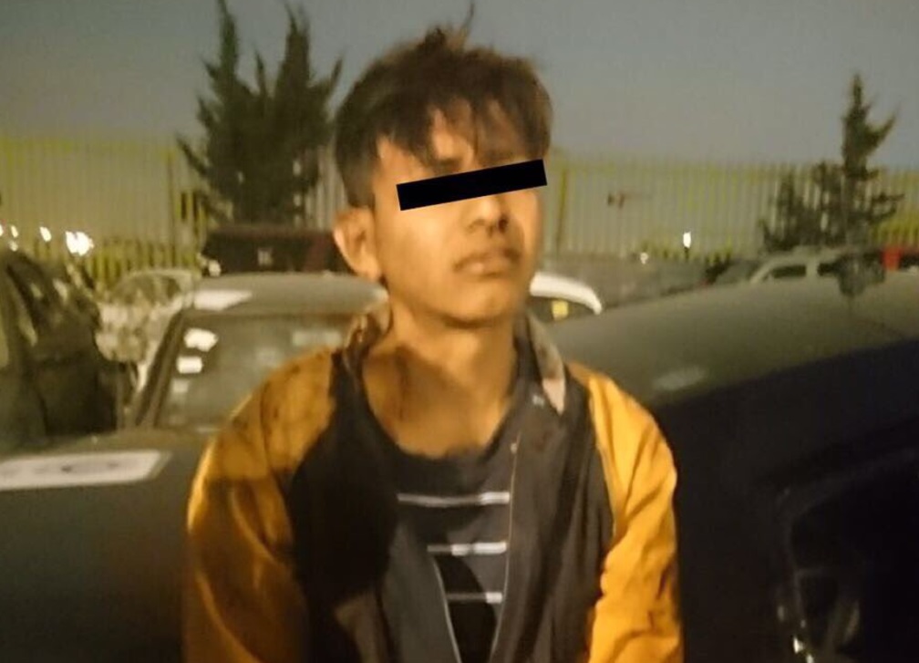 Policías detuvieron a un joven de 19 años por robo a comensales de un restaurante. (Twitter: @SSP_CDMX)