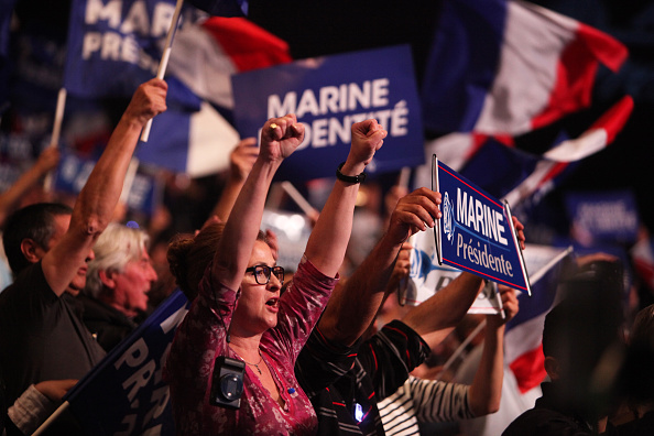 Jóvenes apoyan a Marine Le Pen en un acto de campaña. (Getty Images)