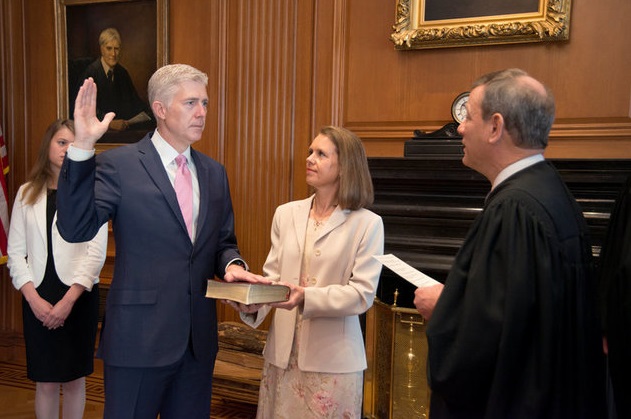 El juramento constitucional del juez Neil Gorsuch durante una ceremonia privada en el Tribunal Supremo en Washington, EU (Reuters)