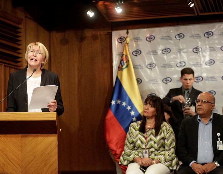La Fiscal General de Venezuela, Luisa Ortega Díaz, conversa con los medios durante una conferencia de prensa en Caracas (Reuters)