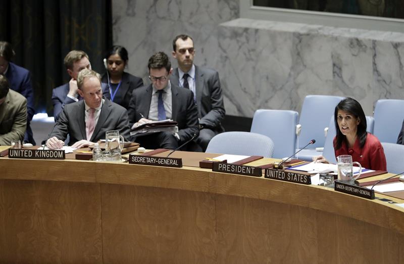 La embajadora estadounidense ante la ONU, Nikki Haley y elrepresentante británico, Matthew Rycroft en el Consejo de la ONU. (EFE, Archivo)