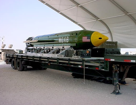 ‘La madre de todas las Bombas’ pesa alrededor de 9 mil 800 kilos y esta es la primera ocasión que se utiliza en combate.
