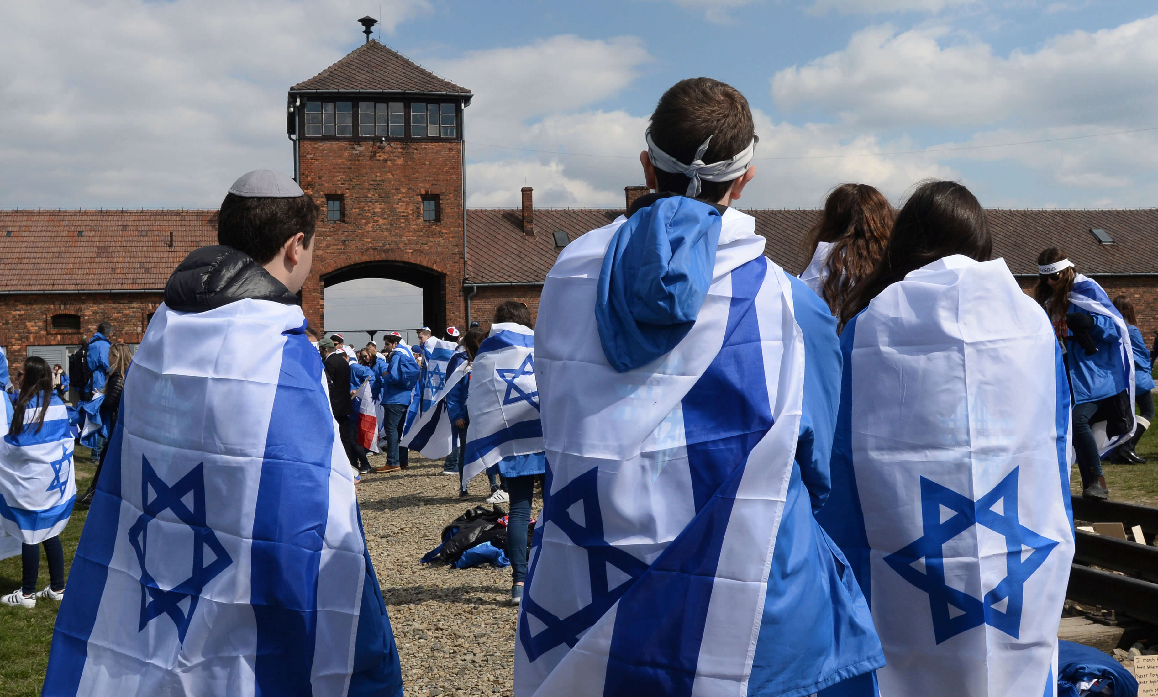 La Marcha por la Vida es un recorrido de unos tres kilómetros desde Auschwitz hasta Birkenau, un campo de concentración mucho más grande donde judíos y romaníes fueron asesinados.