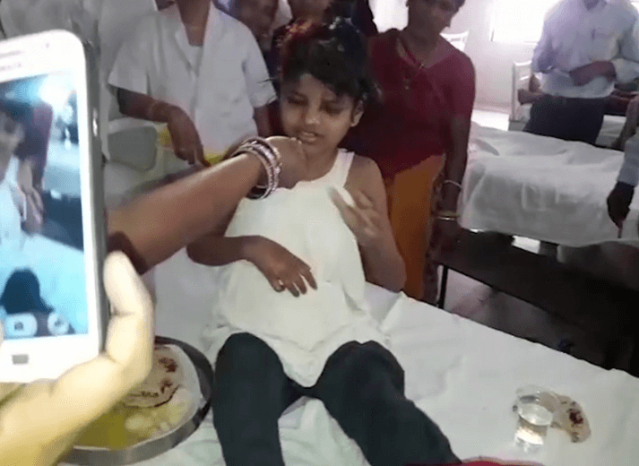 La niña hallada junto con monos en la India recibe atención médica. (AP)