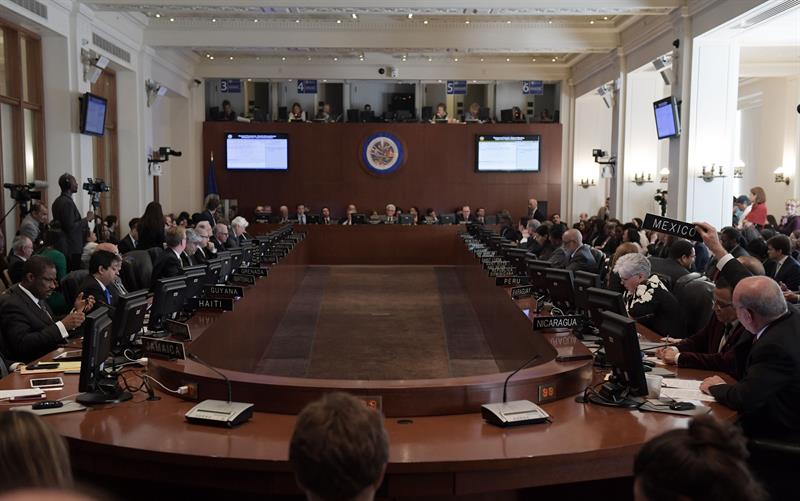 La OEA pidió restaurar el orden democrático en Venezuela.