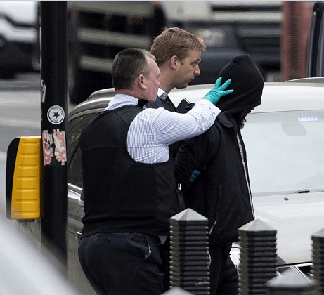 La Policía británica arrestó a un sospechoso cerca del Parlamento en Londres. (EFE)