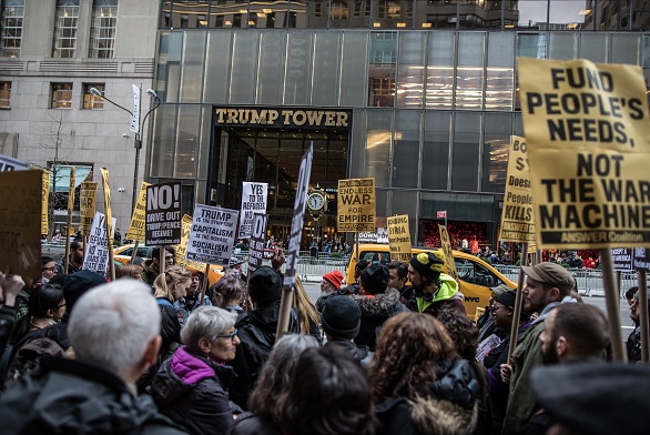 La policía de Nueva York arrestó a los manifestantes después que se negaron a salir del vestíbulo de la Trump Tower.