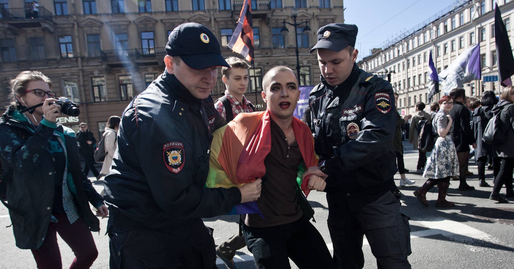 La policía rusa detiene a un activista gay durante una manifestación en San Petersburgo en mayo de 2016.