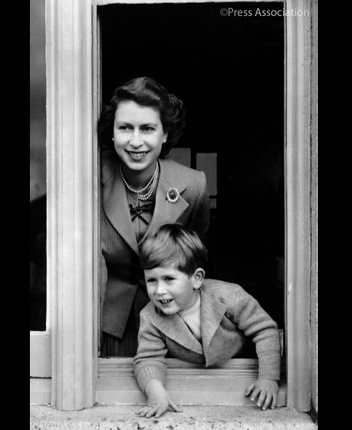 La reina Isabel II y su hijo Carlos en 1952. (@RoyalFamily)