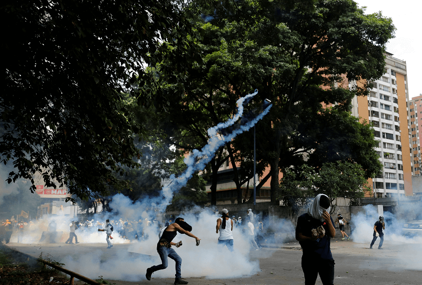 Lanzan gases lacrimógenos contra marcha opositora en Caracas, Venezuela. (Reuters)