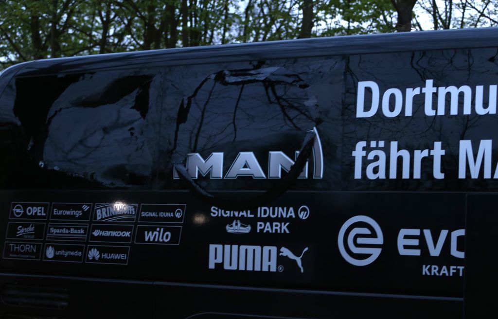 Las explosiones rompieron una venta del autobús del equipo de futbol Borussia Dortmund.