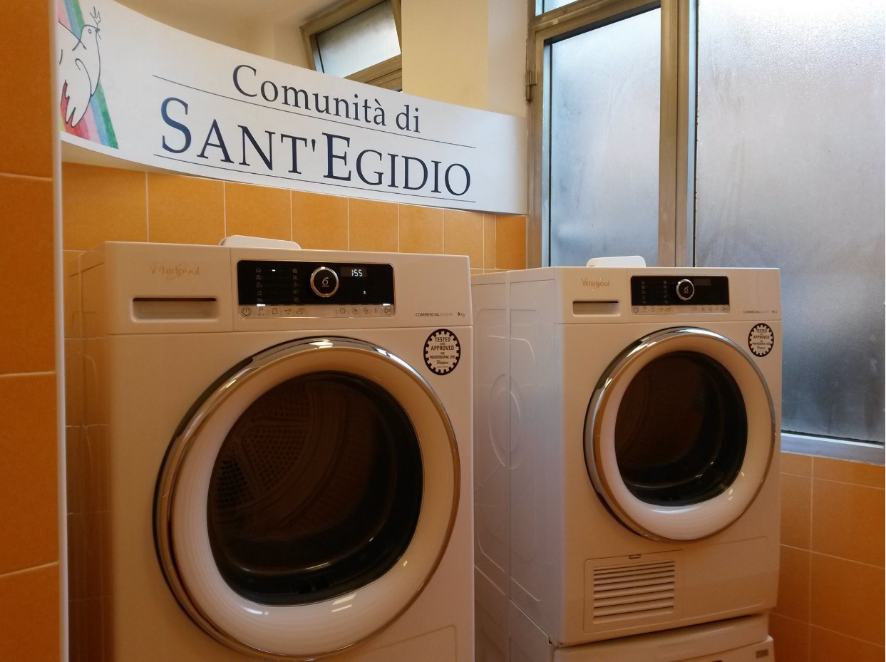 Lavadoras instaladas en el centro comunitario Sant’Egidio, en Roma, proporcionadas por el Vaticano (Facebook- Comunità di Sant'Egidio)