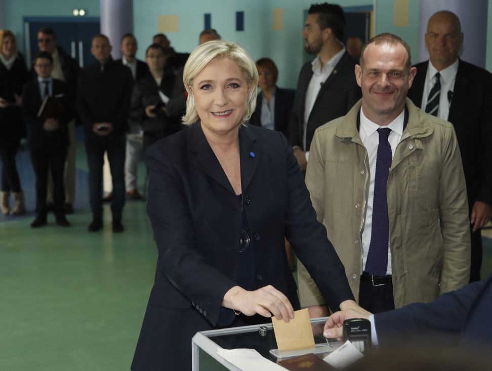 Marine Le Pen, candidata a la presidencia de Francia, emite su voto en Hénin-Beaumont, al norte del país; en los sondeos, Le Pen aparece como favorita para superar la primera vuelta junto con el socioliberal Emmanuel Macron. (AP)