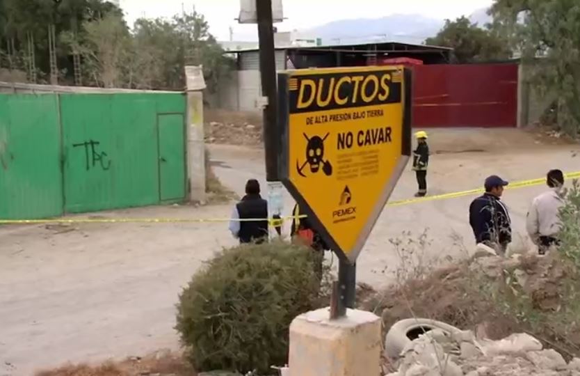Letrero de Pemex que advierte sobre ductos de combustible y pide no cavar (Noticieros Televisa)