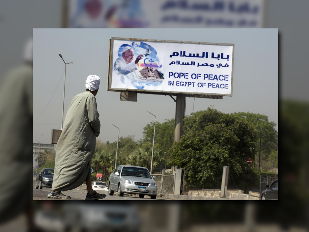 Un cartel referente a la visita del papa a Egipto se aprecia en las calles de El Cairo. (AP)