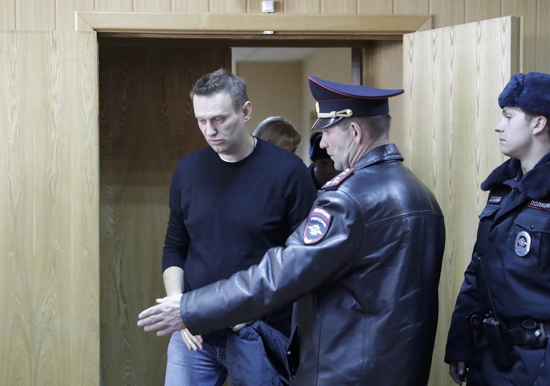 El líder de la oposición rusa Alexei Navalny en una audiencia tras ser detenido en la protesta contra la corrupción y exigir la renuncia del primer ministro Dmitry Medvedev (Reuters)