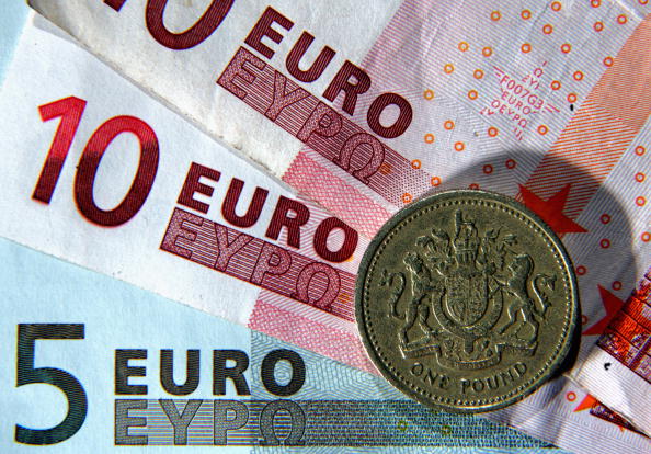 Una moneda de una libra sobre billetes de 5 y 10 euros; el Tesoro de Francia prevé que la economía británica decaerá por el Brexit (Getty Images)