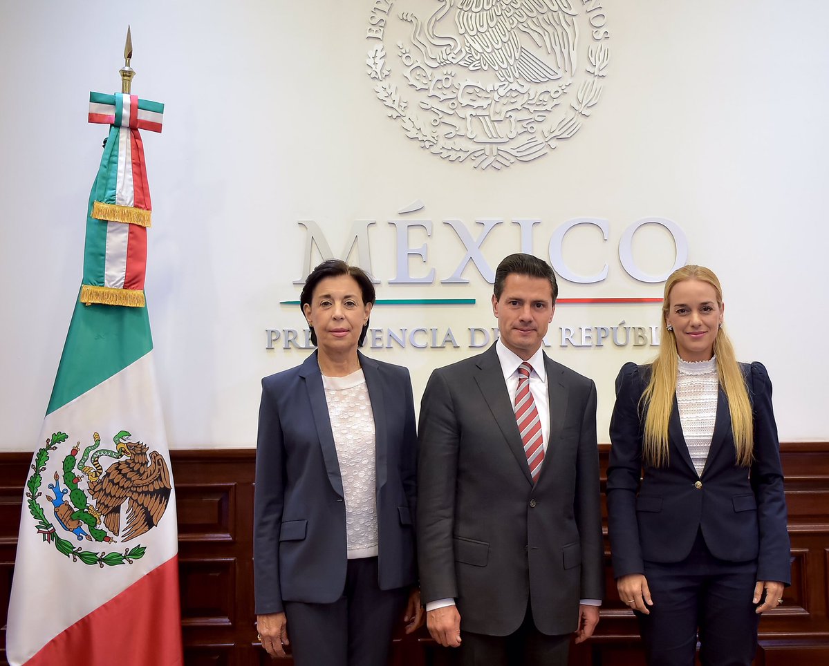 Enrique Peña Nieto, con Llilián Tintori y la subsecretaria para América Latina y el Caribe de la Cancillería, Socorro Flores Liera. (Twitter: @EPN)
