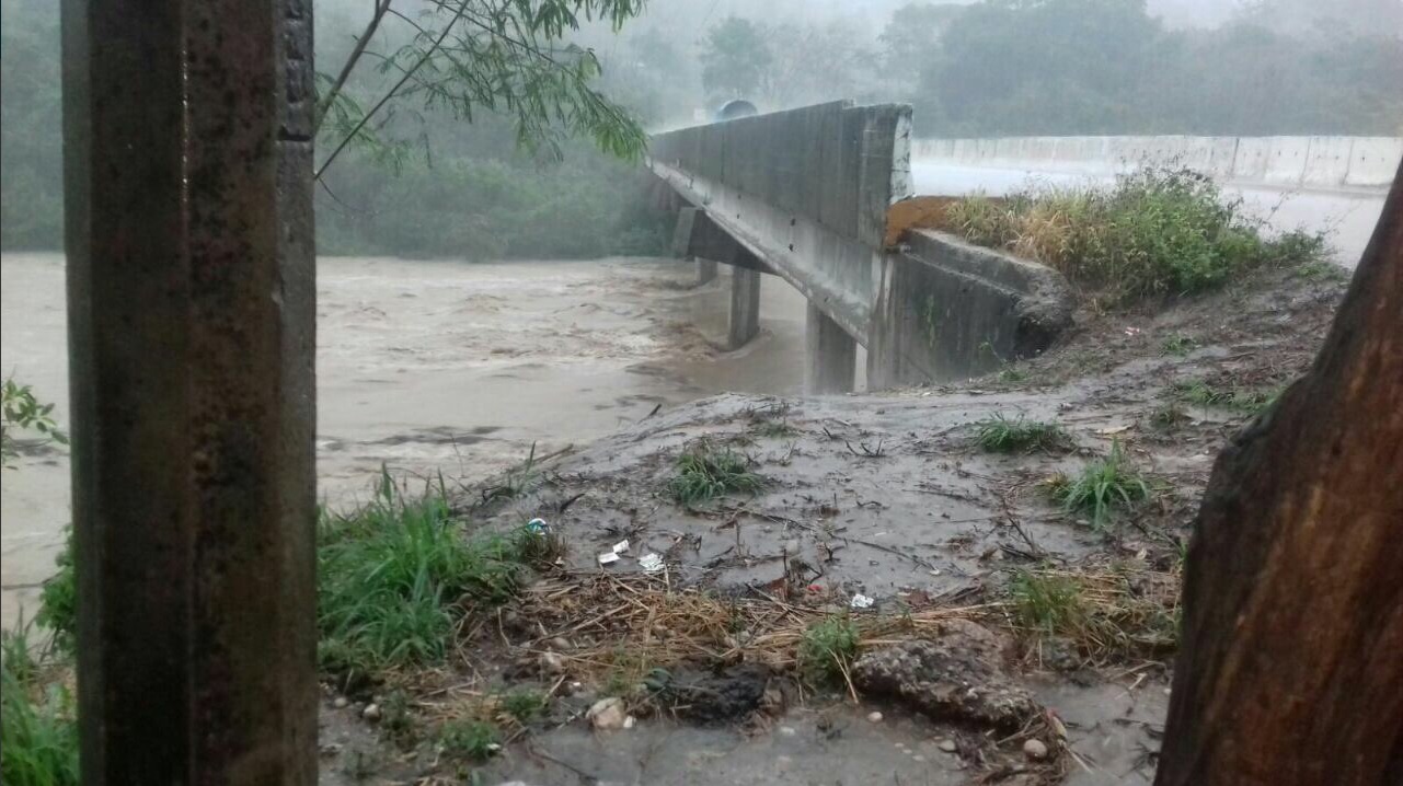 Fuerte lluvia en Tabasco afecta al municipio de Tacotalpa (Twitter @andresreportero, archivo)