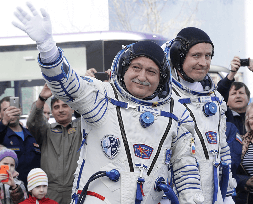 Los astronautas Fiódor Yurchijin, de Rusia, y Jack Fischer, de Estados Unidos, antes de abordar la nave Soyuz. (AP)
