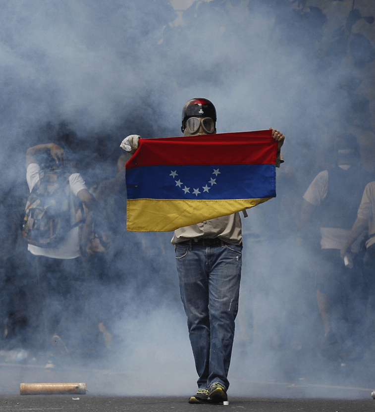 Los manifestantes que protestaban contra el gobierno de Maduro fueron reprimidos con gases lacrimógenos. (AP, archivo)