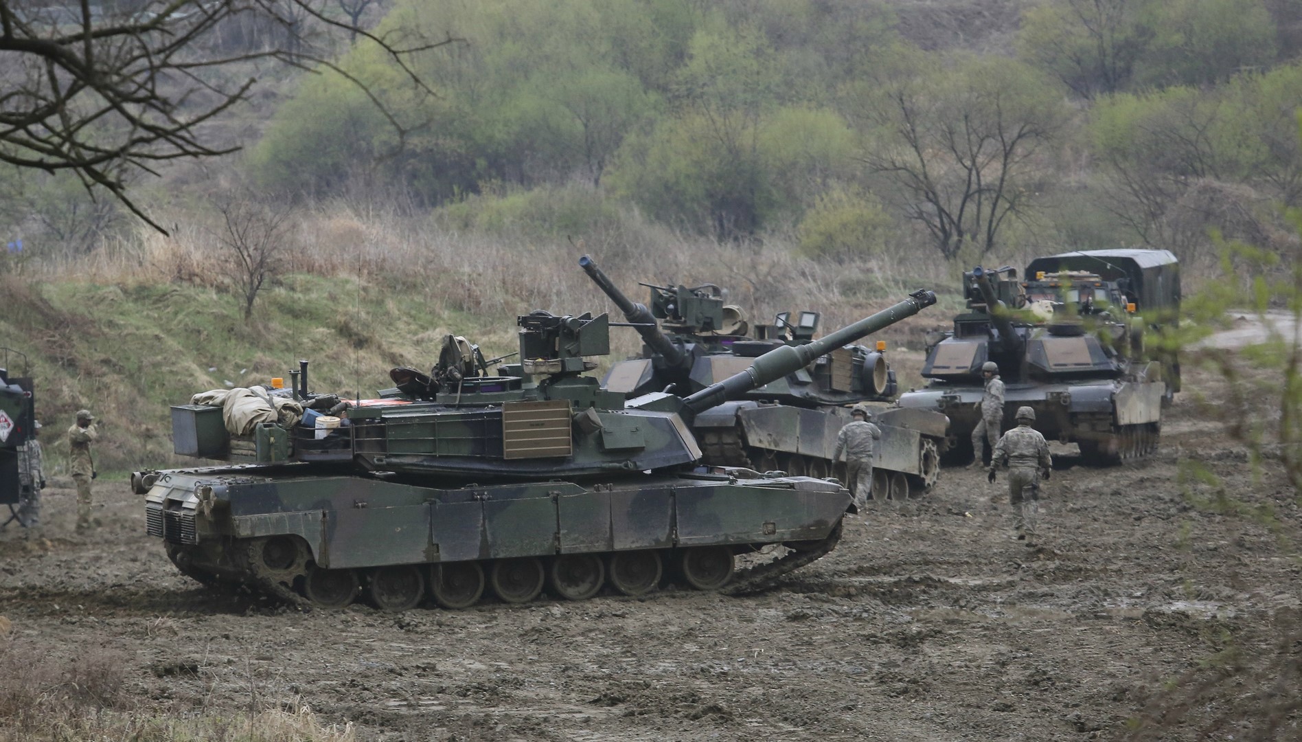 Los tanques del Ejército estadounidense llevan a cabo un ejercicio militar en Paju, cerca de la frontera con las Coreas. (AP)