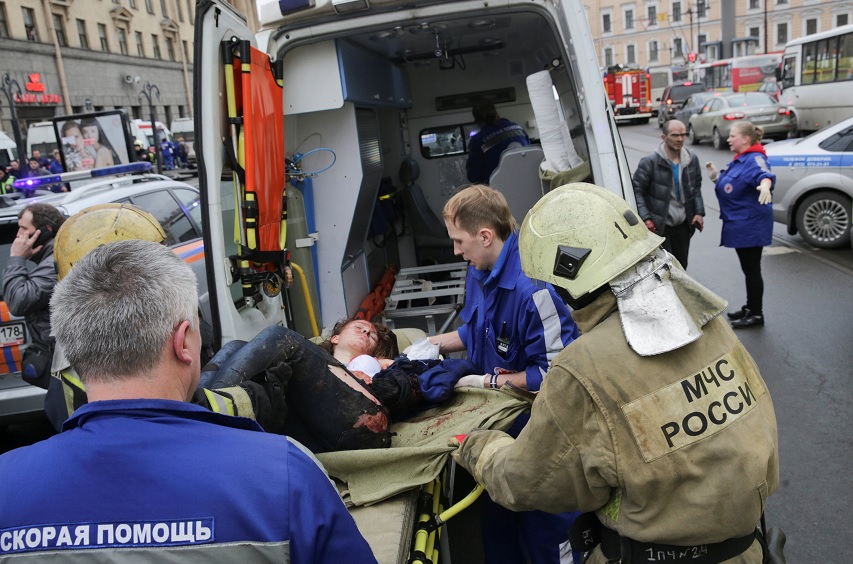 Una persona lesionada es ayudada por los servicios de emergencia fuera de la estación de metro Sennaya Ploshchad después de las explosiones en San Petersburgo (Reuters)