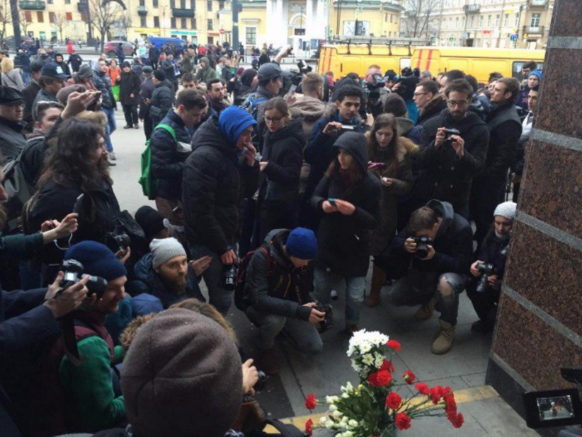 Habitantes en Moscú y San Petersburgo se congregan en memoria de las víctimas del ataque terrorista (Twitter @openrussia_org)