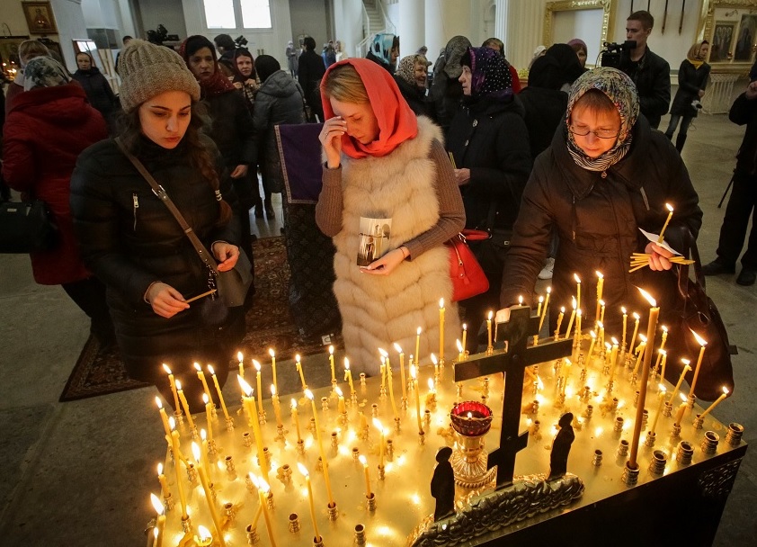 Parientes de las víctimas del ataque del metro en San Petersburgo asisten a un servicio conmemorativo en la Catedral de la Trinidad (Reuters)