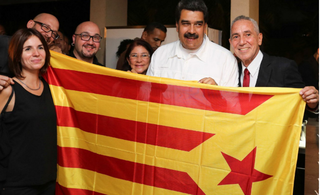 Maduro fotografiado junto a varios activistas con una bandera independentista catalana. (@itacappcc)