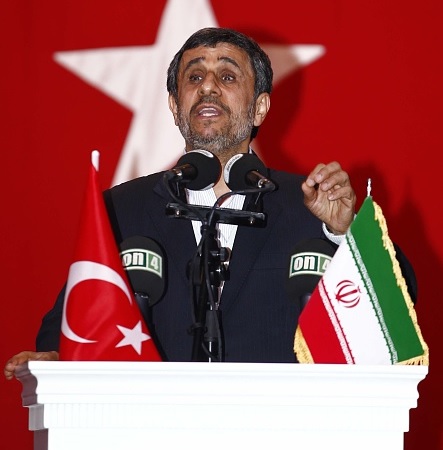 El ex presidente iraní Mahmoud Ahmadinejad hace un discurso durante una conferencia celebrada en el Centro Cultural Esenyurt en Estambul, Turquía. (Getty Images/archivo)