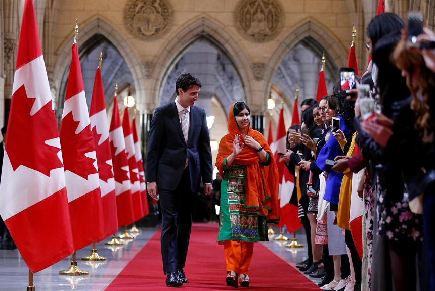 El primer ministro de Canadá Justin Trudeau camina con la ganadora del Premio Nobel de Paz Malala Yousafzai (Reuters)
