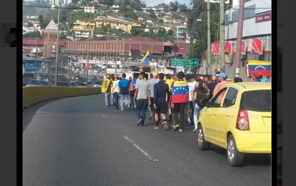 Manifestantes comienzan a congregarse para megamarcha contra Nicolás Maduro. (@Hector_Luna)