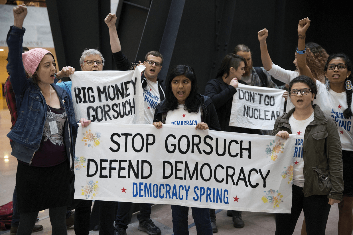 Manifestantes protestan contra la nominación de Neil Gorsuch como magistrado del Supremo. (EFE)