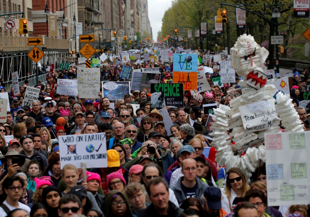 Manifestantes se congregan en la "Marcha por la ciencia" en Manhattan, New York, Estados Unidos (Reuters)
