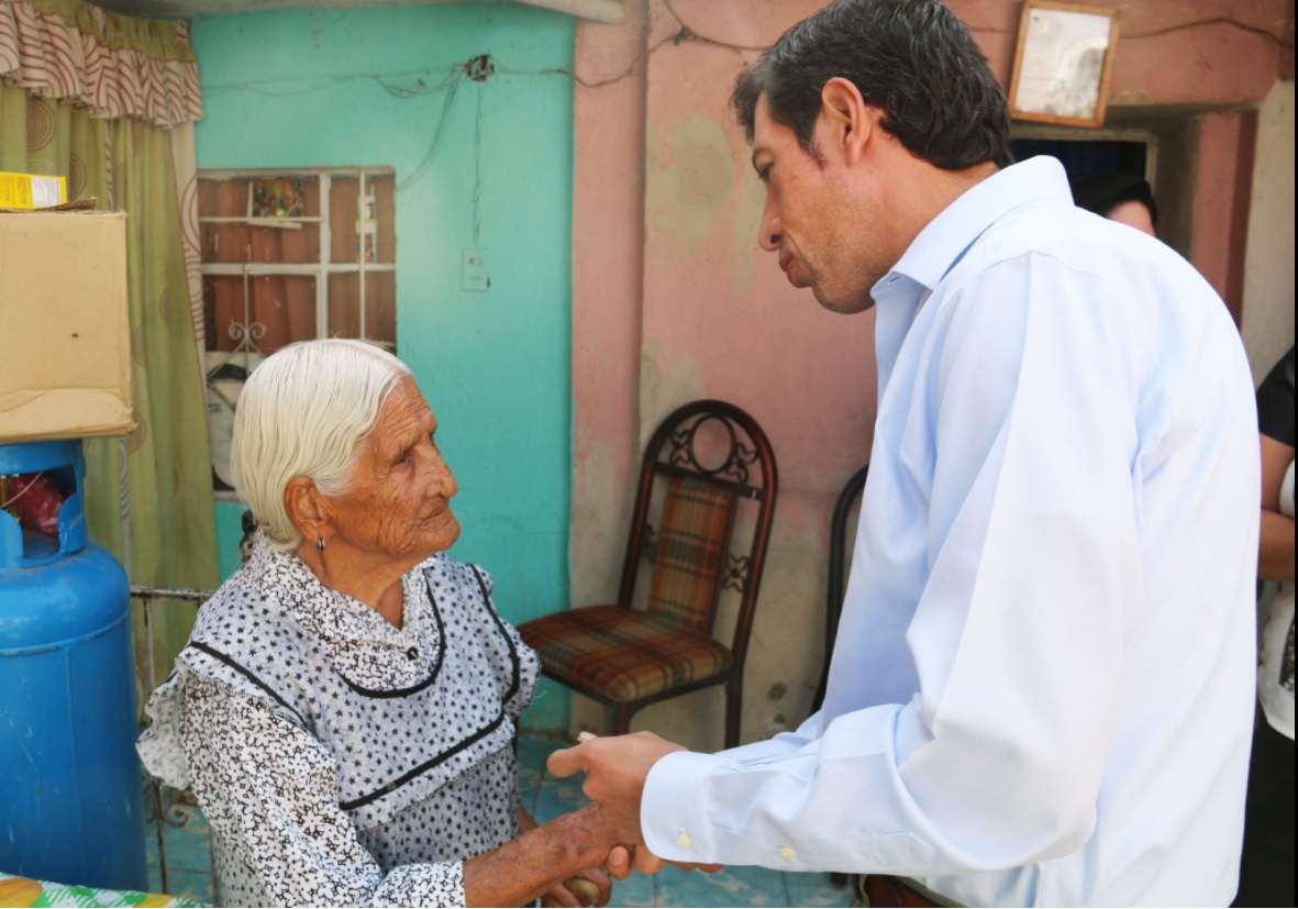 Mujer de 116 años recibe ayuda