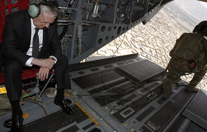 El Secretario de Defensa de Estados Unidos, James Mattis, revisa su reloj a su llegada, en helicóptero, a la sede de Resolute Support en Kabul, Afganistán. (AP)