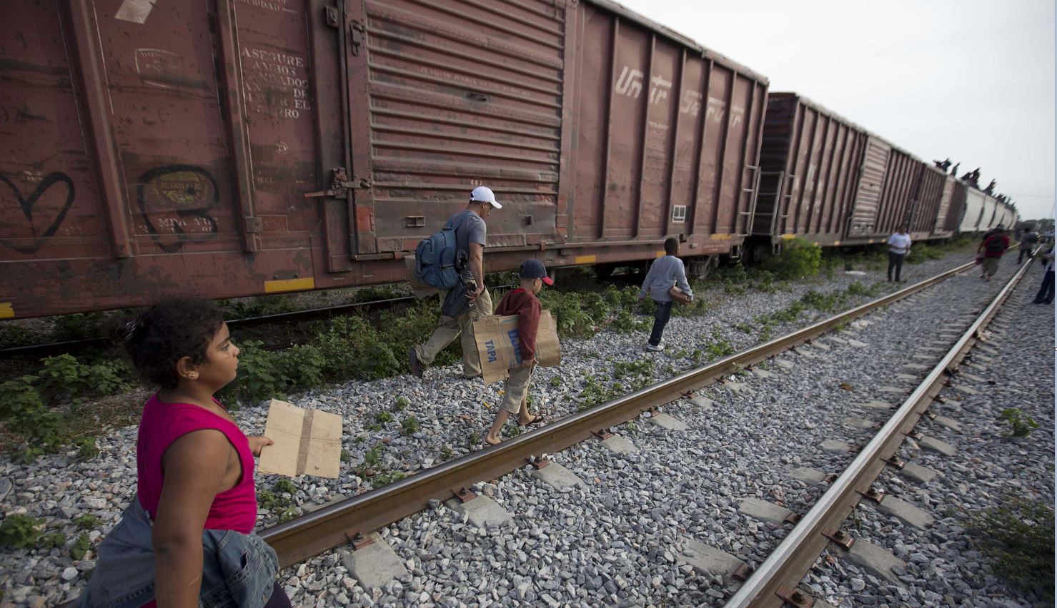 El tren en el que viajan todos los migrantes que llegan hasta Apizaco, Tlaxcala, se ubica a tan solo cuatro metros de distancia del albergue (AP, archivo)