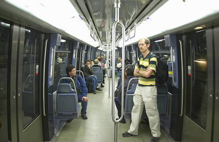 Esta imagen muestra el interior del metro de París, Francia (Getty Images)